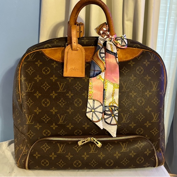 Louis Vuitton Monogram Evasion Travel Bag in Excellent Preloved Condition - Picture 5 of 16